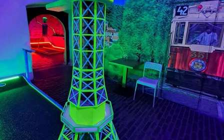 Praga: Minigolf Glow Golf con luz ultravioleta