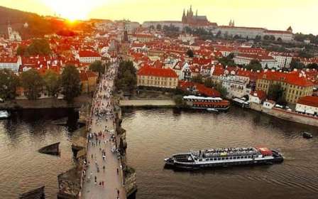 Praga: Crucero turístico en barco con cena buffet