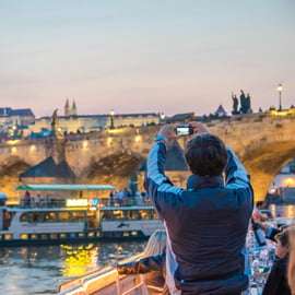 Praga: Crociera in barca con cena a buffet