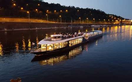 Praga: City tour e cruzeiro guiado com jantar com serviço de busca no hotel